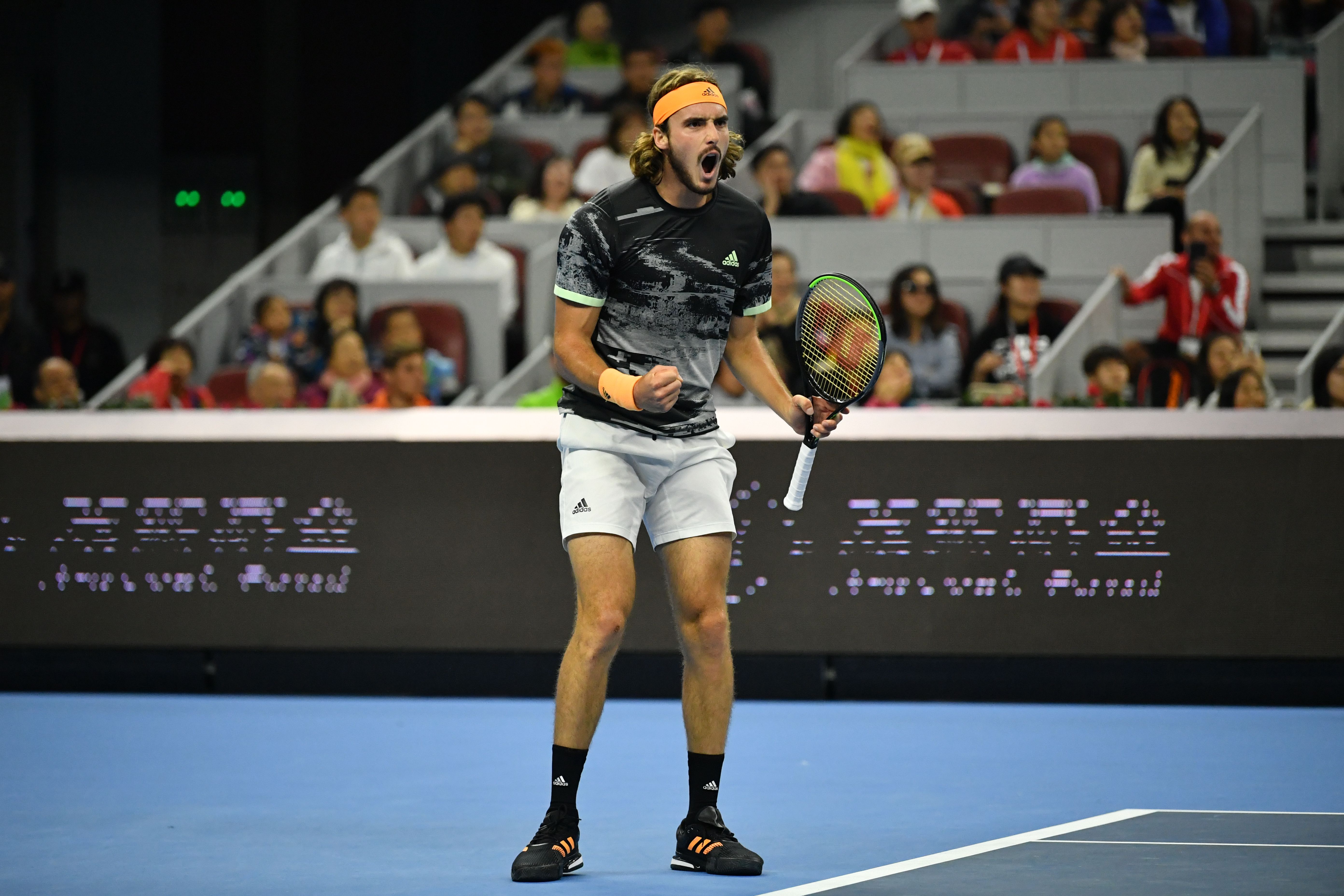 包含英国网球队强势西班牙网球队，西西帕斯统治全场的词条