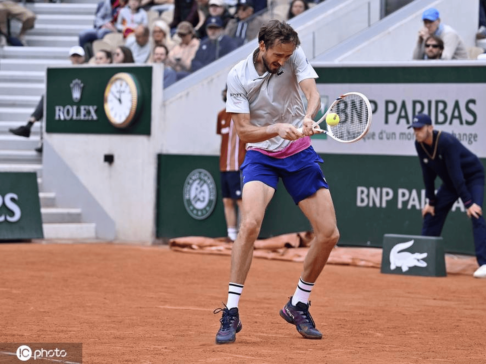 法国网球队鏖战意大利网球队,梅德韦杰夫绝境逆转 法国网球队鏖战意大利网球队,梅德韦杰夫绝境逆转