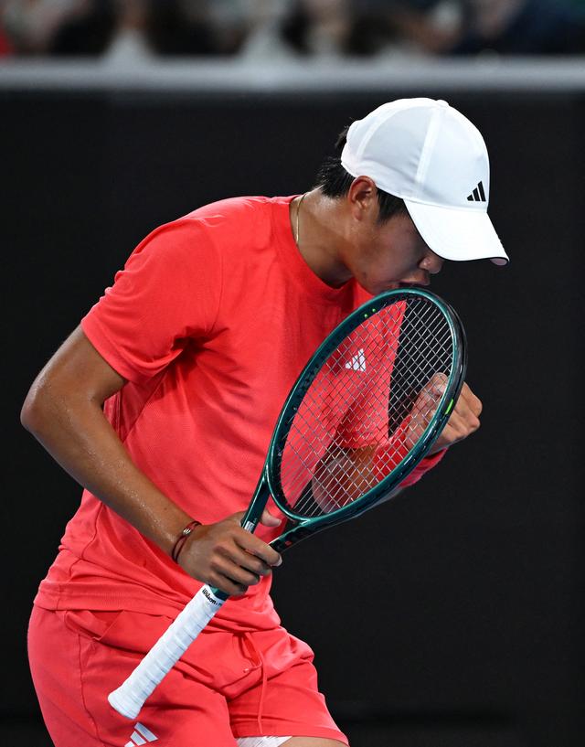 英国网球队逆转意大利网球队，梅德韦杰夫完成帽子戏法的简单介绍