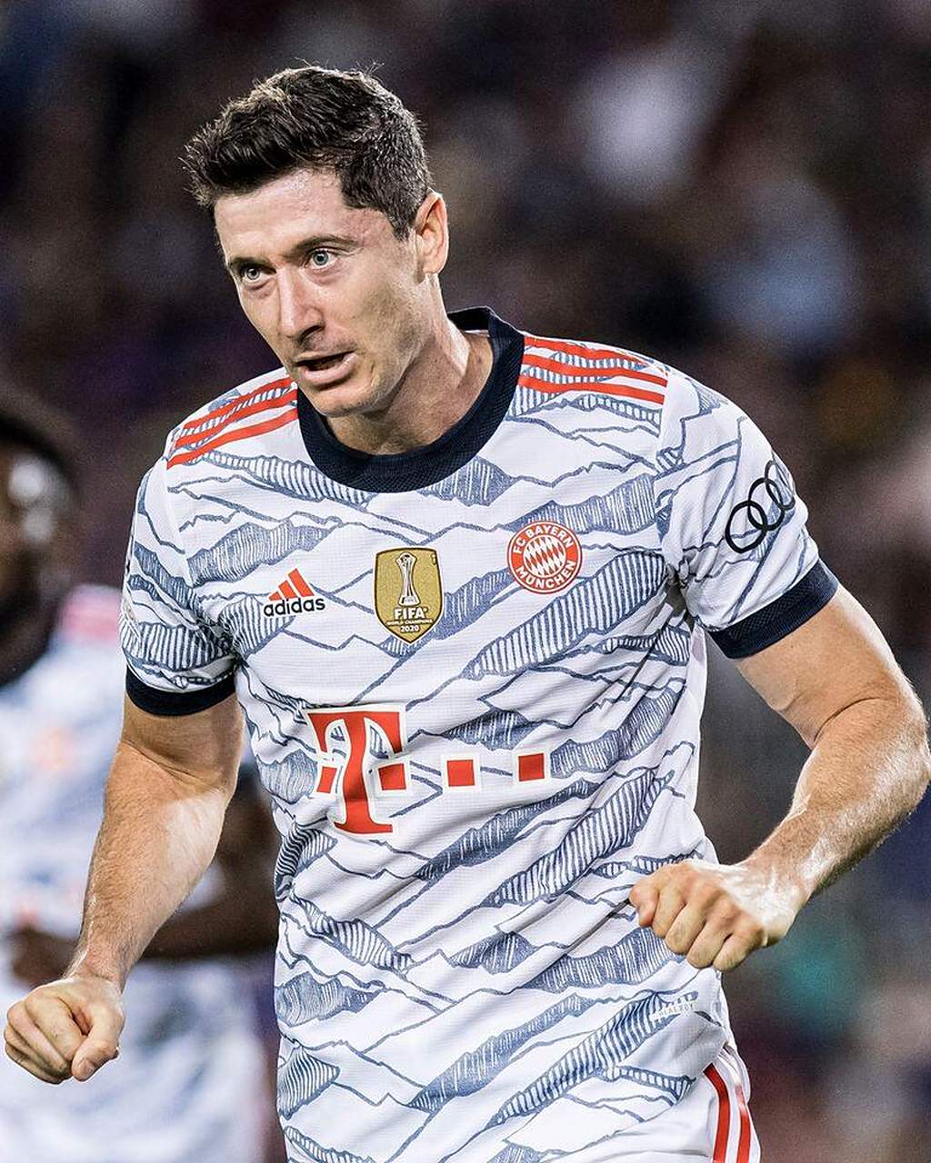 拜仁完胜巴萨，埃尔林惊艳世界