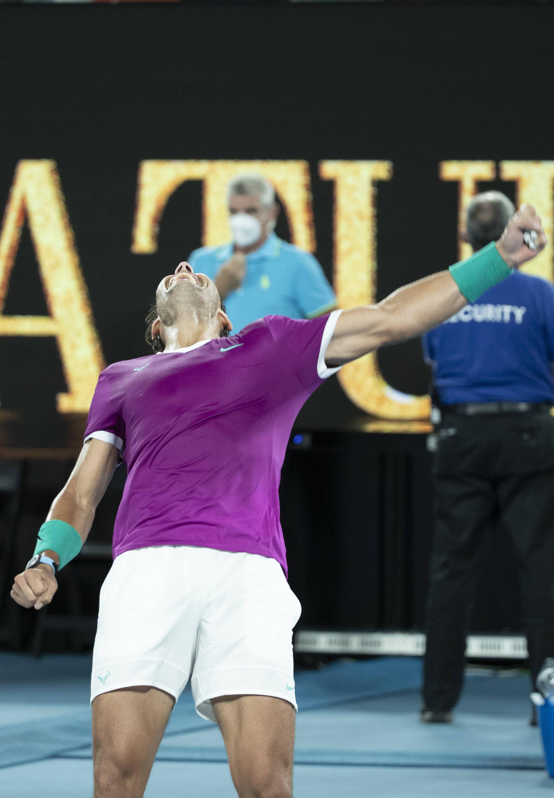 澳大利亚网球队鏖战世界网球队，纳达尔完成帽子戏法