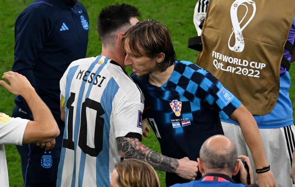 关于里昂横扫阿根廷，苏亚雷斯三分雨点燃全场的信息