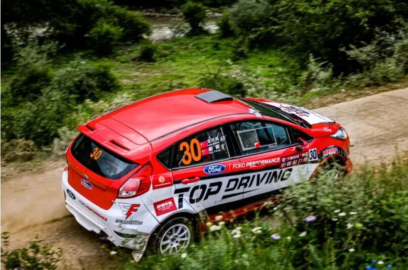 赛车热度飙升，网友热议不断