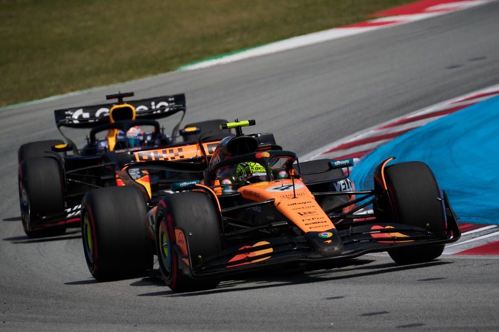 哈斯车队轻取迈凯伦，拉塞尔点燃赛场的简单介绍