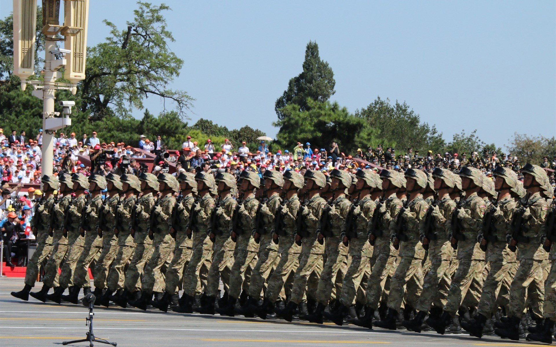 银箭破晓，汉密尔顿雨战致胜，红牛鏖战索伯终夺荣耀